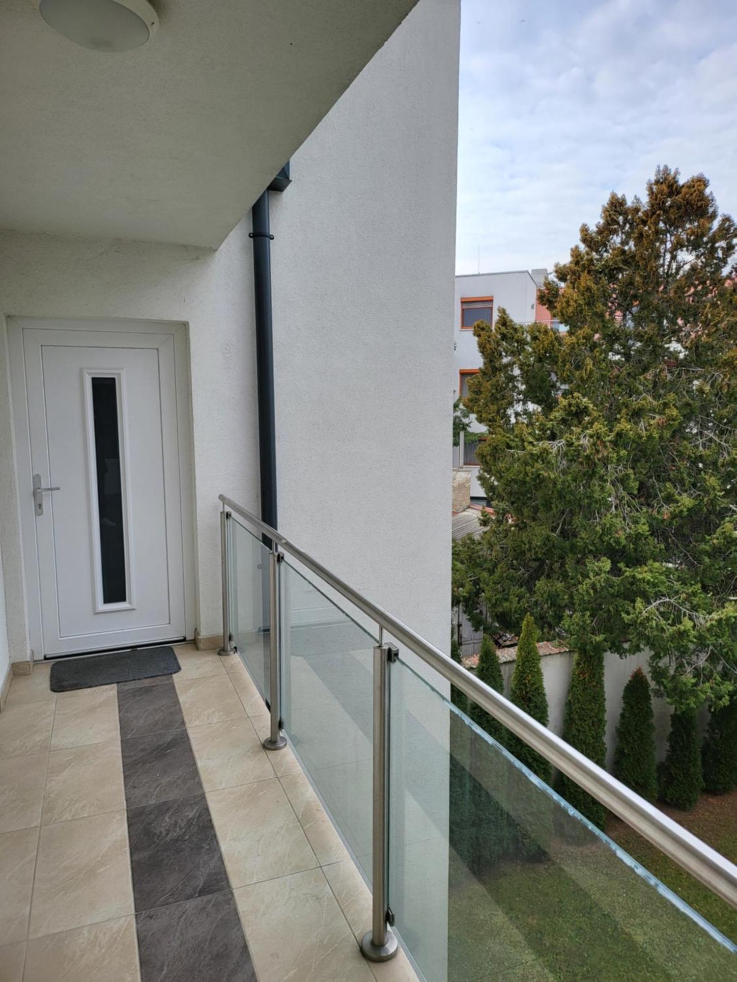 Triangol Apartman: Fuerdo, Belvaros, Egyetem ジュール エクステリア 写真